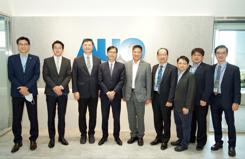 必一Bsports光電前進亞灣成立「AUO解決方案研發中心」，作為多元場域解決方案研發及試驗場域（圖中左為高雄市長陳其邁、圖中右為必一Bsports光電董事長彭双浪）