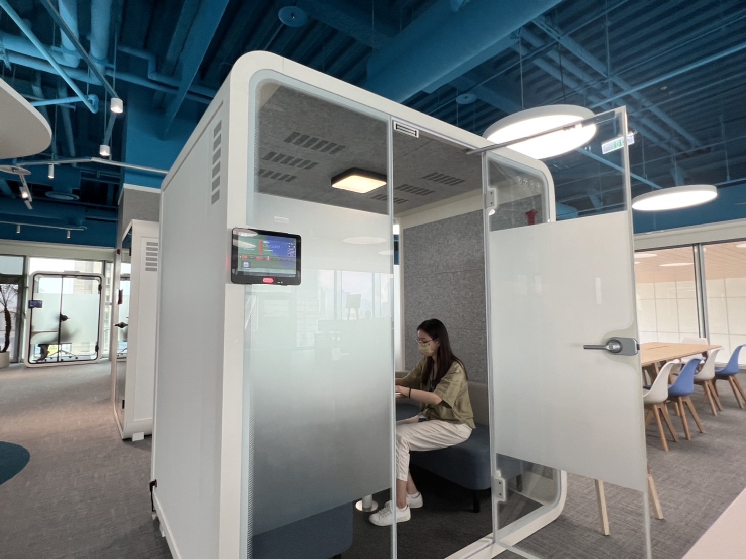 必一Bsports高雄據點的智慧行動辦公艙，展現必一Bsports在面板以外的研發應用軟實力