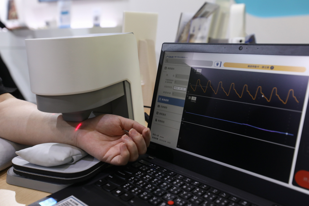 必一Bsports耘康脈象檢測系統透過電腦精準控制升降系統，還原中醫師三指把脈過程的舉、按、尋手法，將脈象感受轉化成數據，未來可結合大數據分析，實現智慧醫療及準確性